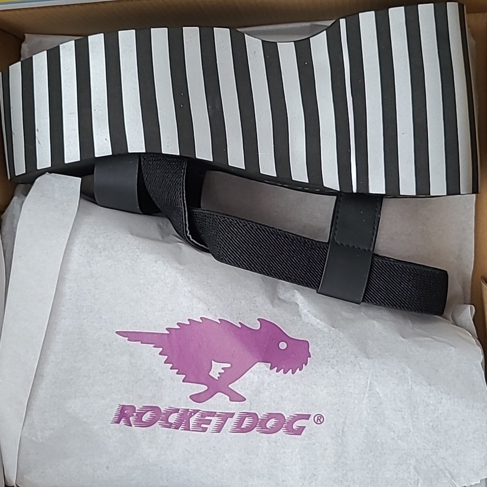 Sz 9. Platform sandals.